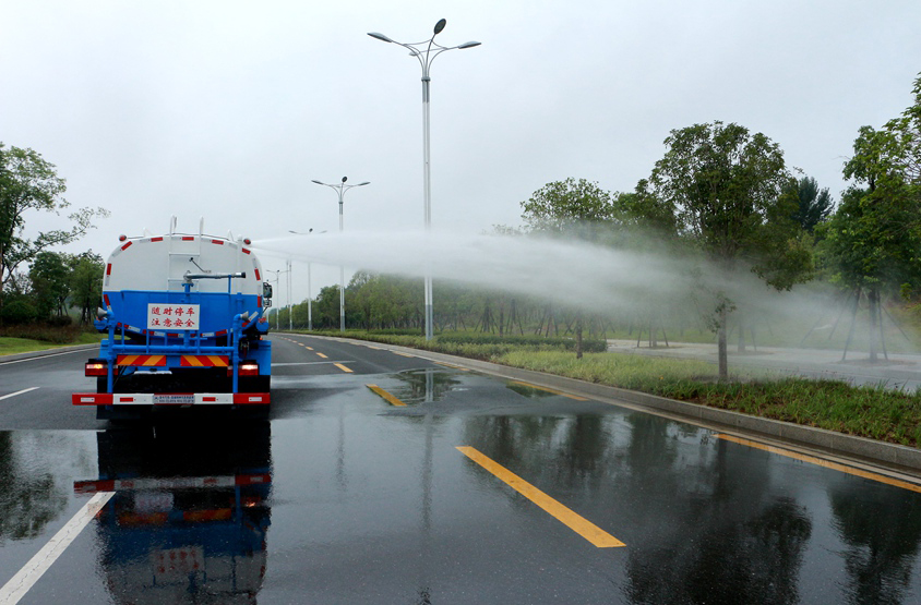電動垃圾車（裝桶電動保潔車）頂噴功能演示